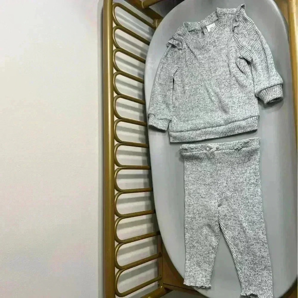 Grey knit baby girl OshKosh B’gosh sweatsuit matching set no flaws ruffle detail - Picture 1 of 8